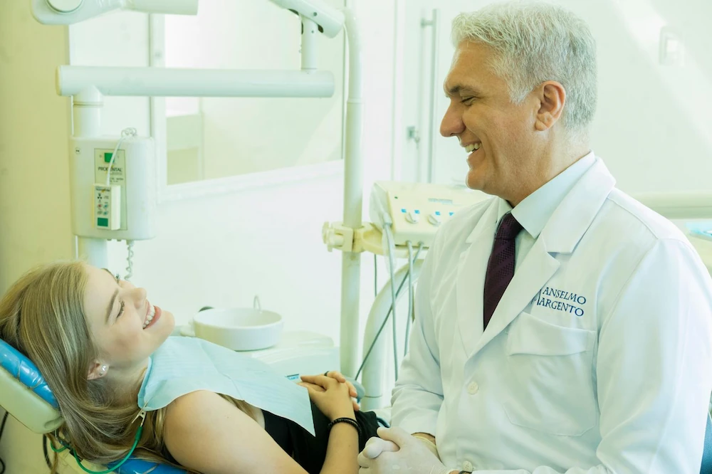 Dr. Anselmo Argento durante um atendimento odontológico, em foto do site do consultório